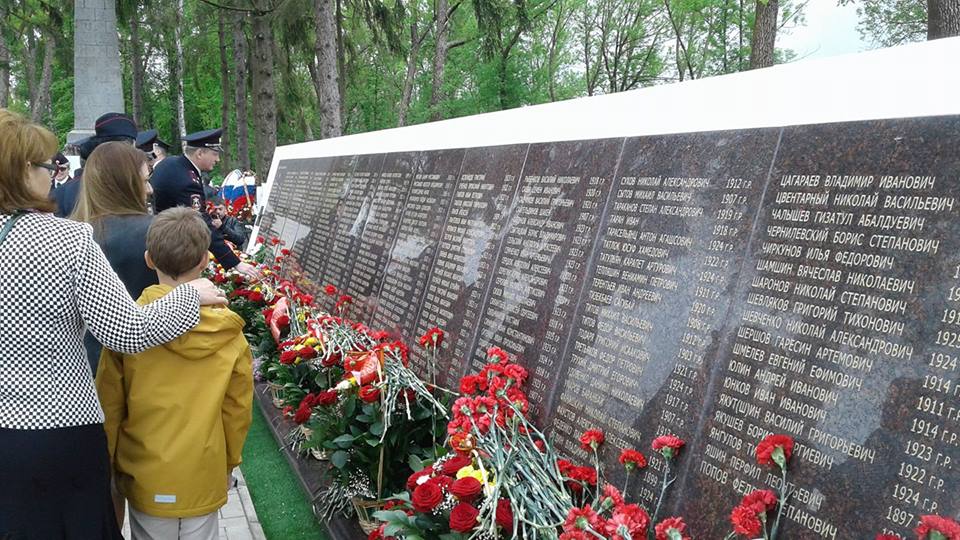 Имена погибши. Мемориальные плиты с именами погибших. Мемориальные плиты с именами погибших в ВОВ. Село заветное мемориал плиты с именами погибших. Нефтегорск мемориальная плита с именами погибших..