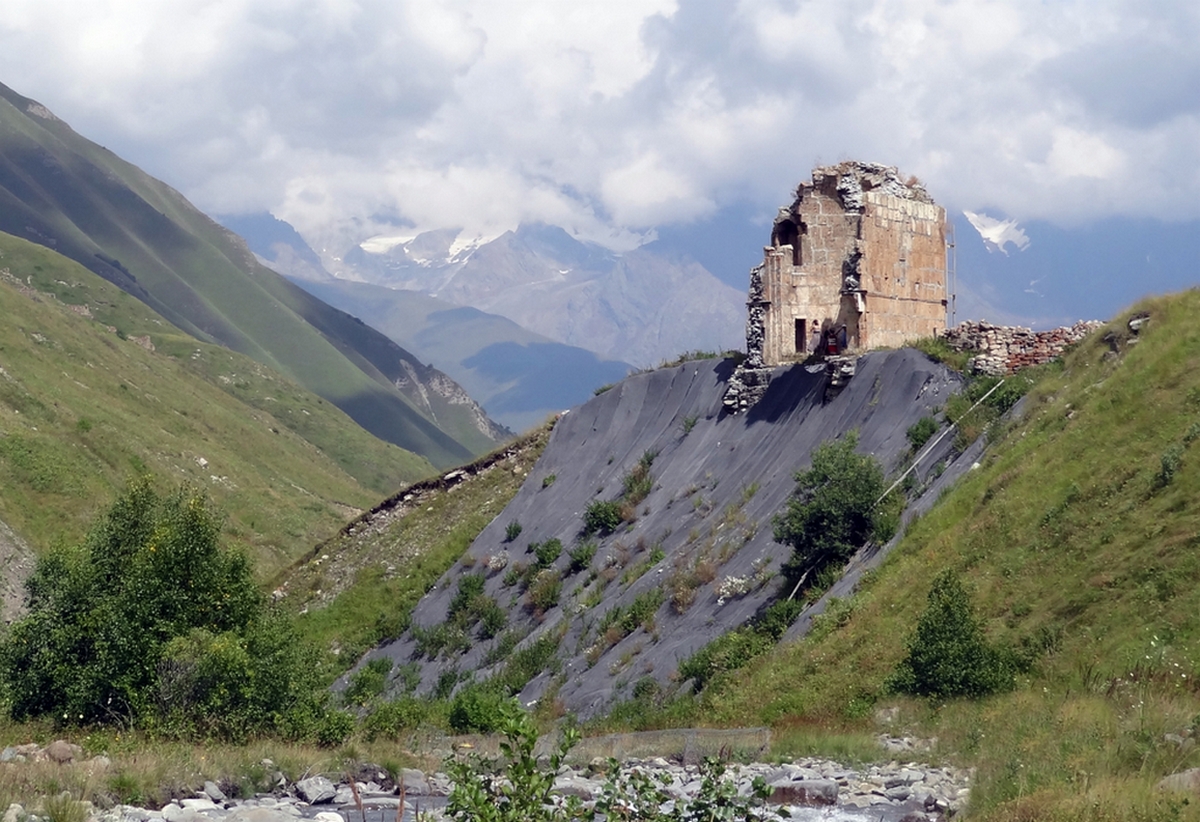 Зругский храм в Северной Осетии