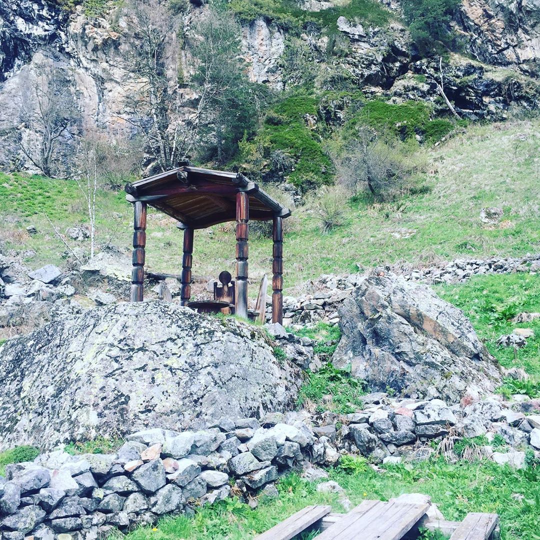 Реком святилище в северной осетии. Таранджелоз святилище в северной осетии. Реком цейское ущелье. Северная осетия святилище реком цейское ущелье. Осетия святилище цейское ущелье.