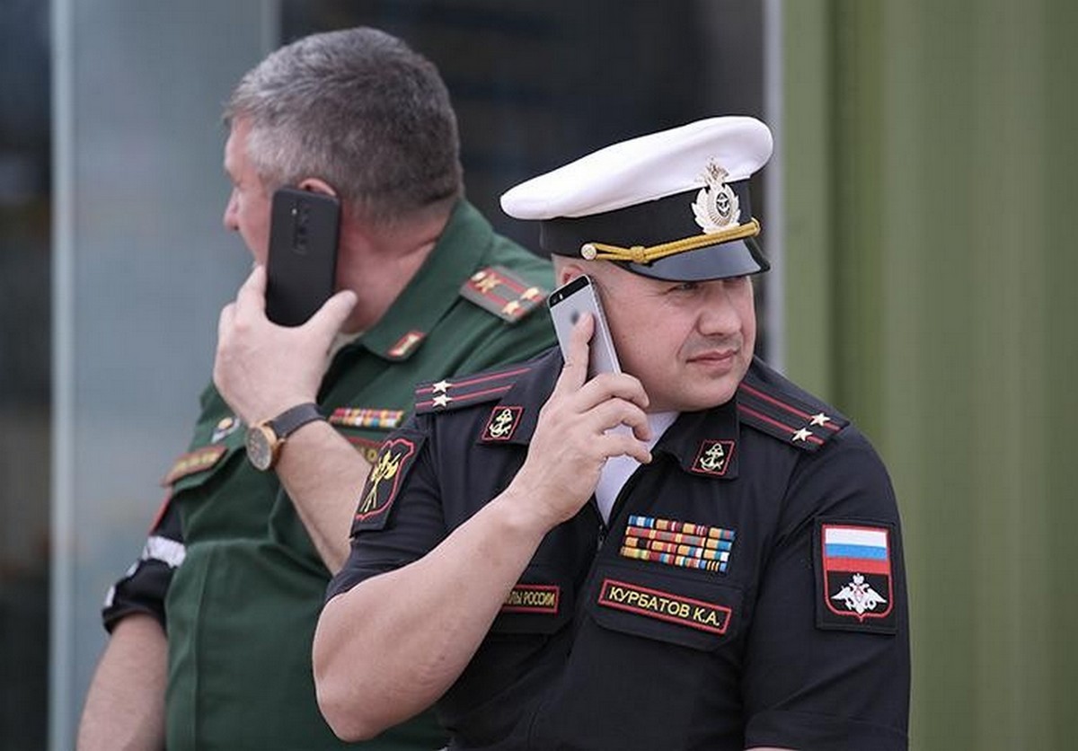 Военная мобильная связь. Военнослужащий со смартфоном. Военный телефон. Российские военные. Солдат с мобильником.