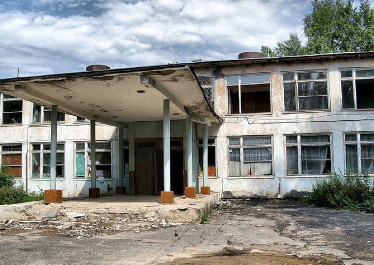 Школа здание России полуразрушенная