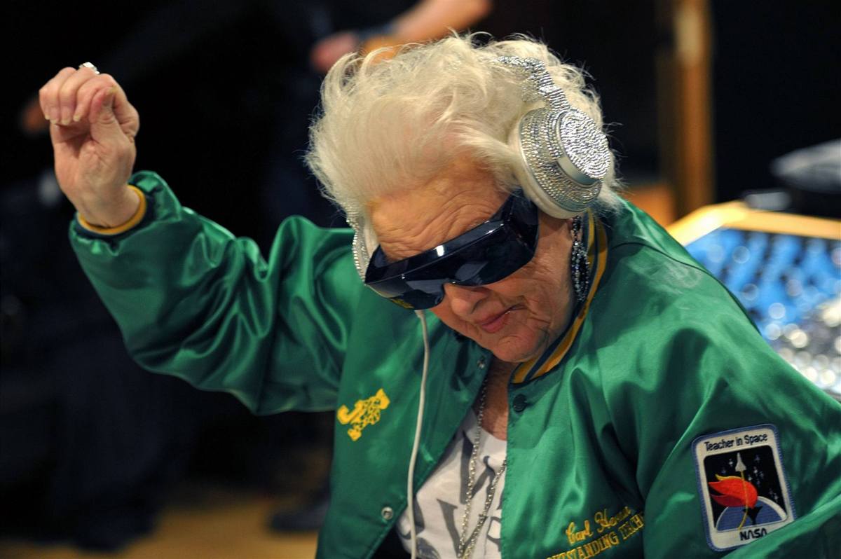 Бабки фонк. Бабушка танцует. Крутая бабуля. Танцующие бабки. Продвинутая бабушка.