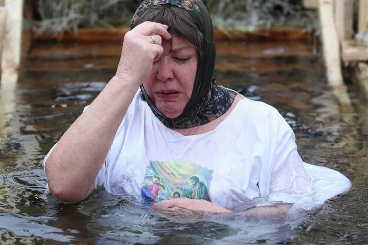 Холодной водой можно заболеть. Крещенские купания пожилые. Женщина крестится. Купания пожилых. Купания пожилых женщин в ледяной воде.