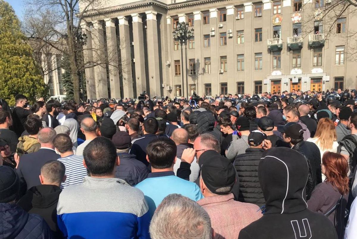 Во владикавказе на неделю. Митинг во Владикавказе 20 апреля 2020. Протесты в Северной Осетии 2020\. Митинг во Владикавказе. Митинг 2020 г во Владикавказе.