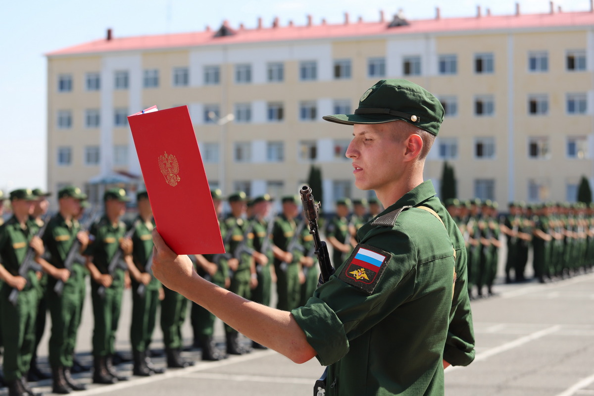 Присяга военнослужащего. Присяга Вооруженных сил РФ. Присяга военнослужащего Российской армии. Присяга российского военнослужащего. Принятие присяги в армии 2022 РФ.