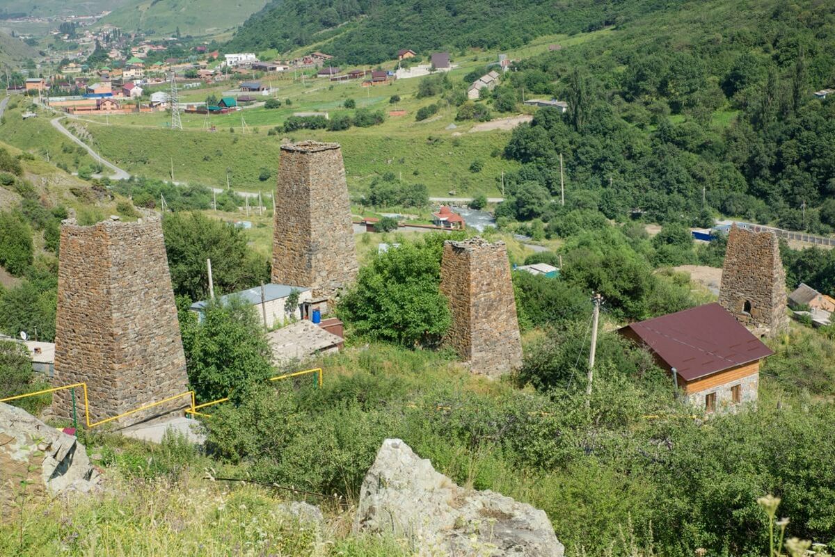 Родовые селения. Родовые башни Северной Осетии. Фамильные башни в Осетии Северной Осетии. Харисджин Северная Осетия. Башня Гагиевых Осетия.