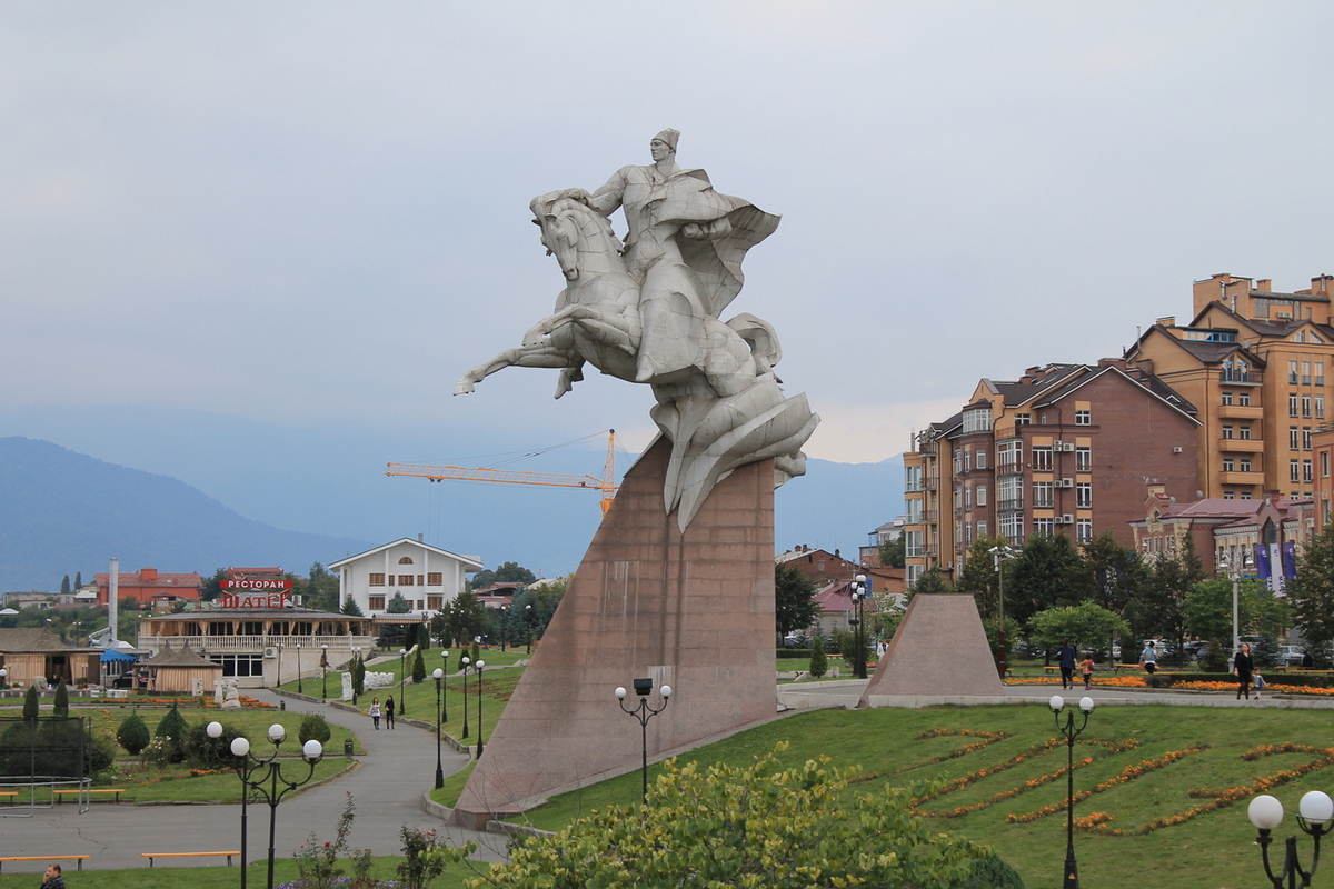 Памятник Плиеву во Владикавказе весной