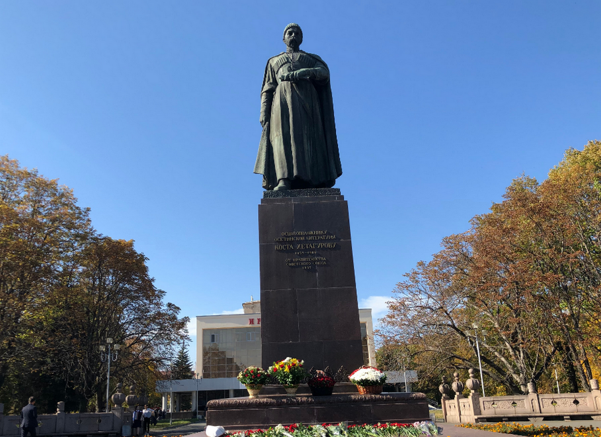 Коста владикавказ. Памятник Коста Хетагурову во Владикавказе. Памятник Коста Хетагурову во Владикавказе осетинский театр. Коста Хетагуров памятник во Владикавказе. Памятник Хетагурова осетинский театр.