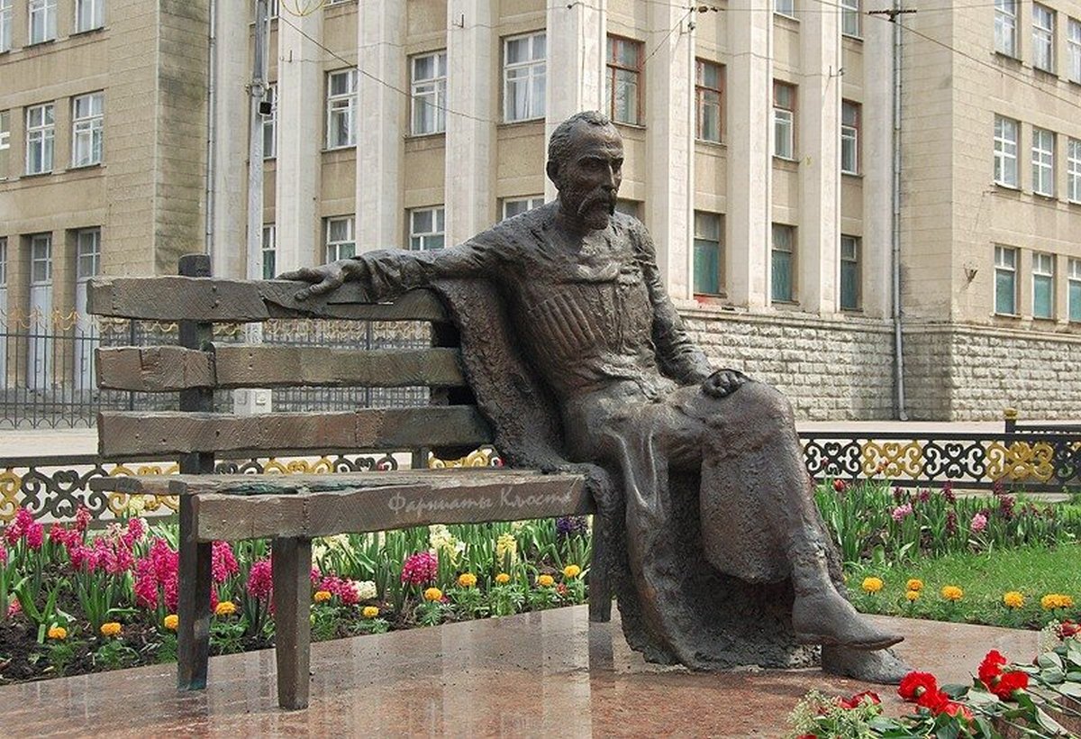 Памятник Хетагурову во Владикавказе