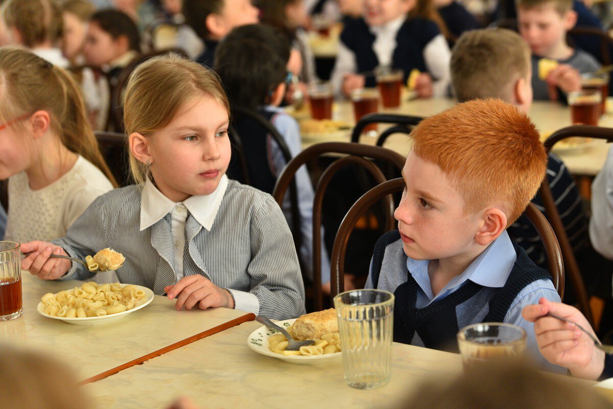 School breakfast. Школьный завтрак. Школьный обед. Горячее питание школьников. Школьная столовая завтрак.