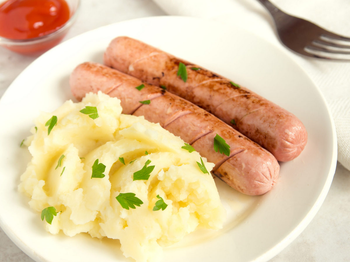 Картофельное пюре с сардельками